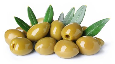Beyaz arka plan üzerinde izole yaprakları ile yeşil zeytin