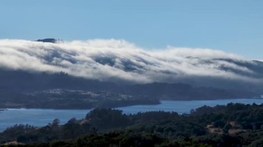Crystal Springs Reservoir, San Mateo County 'nin kuzey Santa Cruz Dağları' nda bulunan bir çift yapay göldür., 