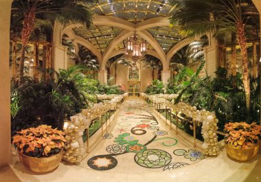 Lüks Wynn Las Vegas otel lobisi yemyeşil, zarif süslemeler ve özel bir ortam için mozaik zemin ile süslenmiş.