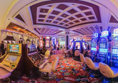 Canlı bir Las Vegas kumarhanesi. Renkli kumar makineleri, lüks dekorlar, şans ve heyecan dolu bir yer..