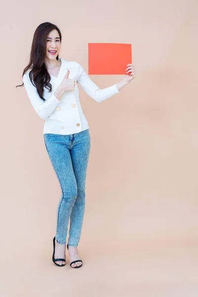 Uzun Saçlı Gülümseyen Genç Asyalı Kadın Kırmızı Reklam Panosu Turuncu — Stok fotoğraf