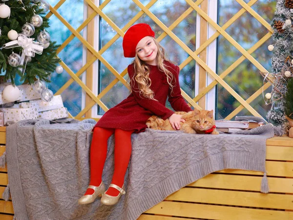 Blond Liten Flicka Rött Beundrar Sin Katt Vid Julen Prydd — Stockfoto