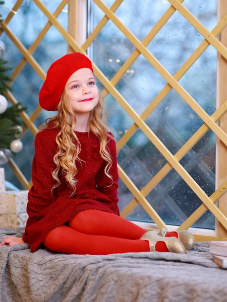 크리스마스 창문에 빨간색으로 즐거운 — 스톡 사진