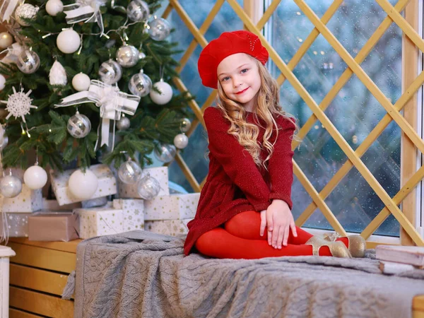 Vidám Szőke Lány Piros Ablaknál Mosolygós Mellett Díszített Karácsonyfa — Stock Fotó