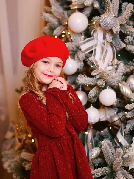 Menina Loira Vermelho Lado Uma Árvore Natal — Fotografia de Stock