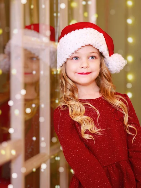 Menina Loira Vermelho Olhando Para Fora Através Uma Janela Natal — Fotografia de Stock