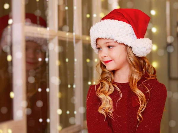 Menina Loira Vermelho Olhando Para Fora Através Uma Janela Natal — Fotografia de Stock