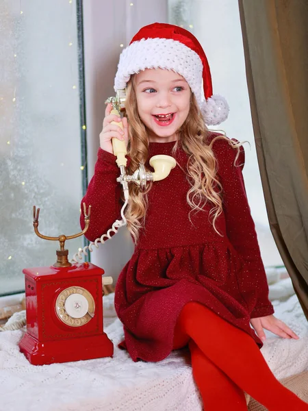 Menina Loira Vermelho Falando Telefone Pela Janela Natal — Fotografia de Stock
