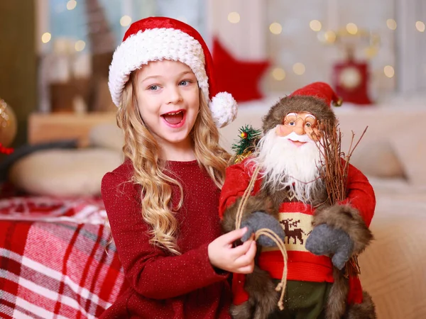 Menina Loira Vermelho Lado Cama Segurando Brinquedo Natal Santa — Fotografia de Stock