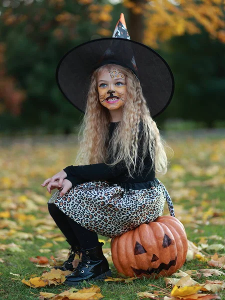 Mała Dziewczynka Świętuje Halloween Parku — Zdjęcie stockowe