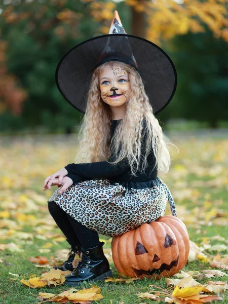 Mała Dziewczynka Świętuje Halloween Parku — Zdjęcie stockowe