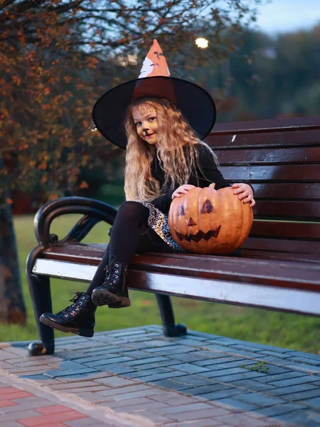 Маленькая Девочка Празднует Хэллоуин Парке — стоковое фото