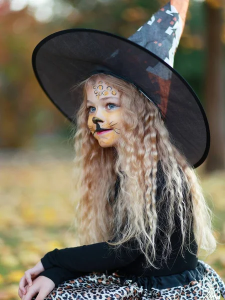 Bambina Festeggia Halloween Nel Parco — Foto Stock
