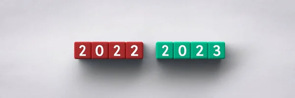 Kağıt arkaplanda 2022-2023 yılları ile 3D Küpler