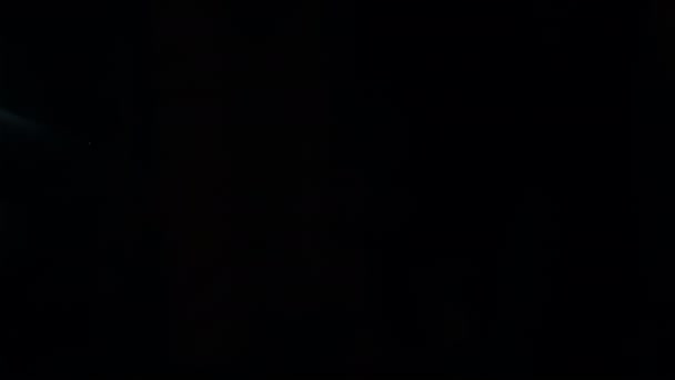 光漏れのビーム フレームの端でぼやけた丸いボケ — ストック動画
