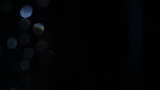要旨光漏れを伴うグレアラウンドボケ 混沌としたボケハイライト上の黒背景用オーバーレイ — ストック動画