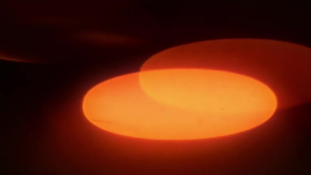 黒を背景にした本物の変成岩オレンジ色のボケ光ビーム — ストック動画