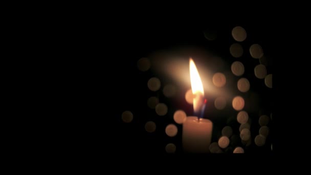 Närbild Brinnande Ljus Veke Bakom Glas Med Droppar Bokeh Svart — Stockvideo