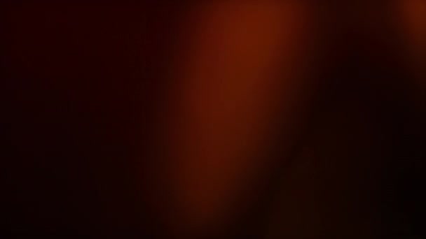 太阳光发出的橙色光沿着镜框的顶部从右到左流动 关于黑色背景的循环视频 以达到覆盖效果 — 图库视频影像