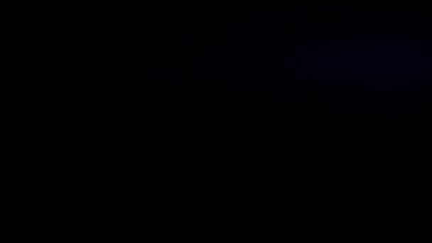 光漏れ 黒の背景に点滅するライトからのレンズの青グレア ループ可能なオーバーレイ効果 — ストック動画