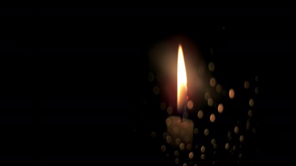 Close Brandende Kaars Zwarte Achtergrond Achter Glas Met Bokeh Reflecties — Stockvideo