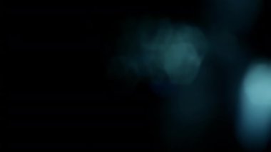 Video geçişi, ışığı sağdan sola hareket ettirerek, mavi bokeh yansımaları ile ışık sızıntısı ile.