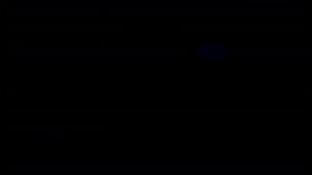 真の光レンズフレアからアナモルフィックレンズへの移行 右から左へ移動する青の光ビーム 横方向に移動する遷移レンズフレア オーバーレイ効果のための黒の背景に — ストック動画