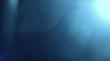 Cyan ışık sızıntıları ve bokeh, yatay hareketlerle gerçek mercek parlaması geçişi.