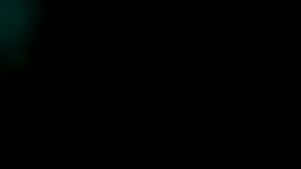 オーバーレイ効果のための黒の背景に左から右のフレームの上に明るい光漏れのアニメーション — ストック動画