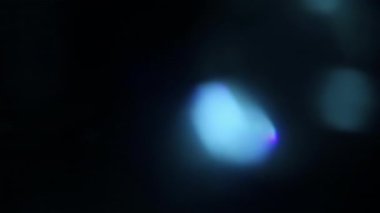 Bir sürü güçlü mavi renkli ışık sızıntısı ve kaplama için siyah arka planda altıgen bokeh.