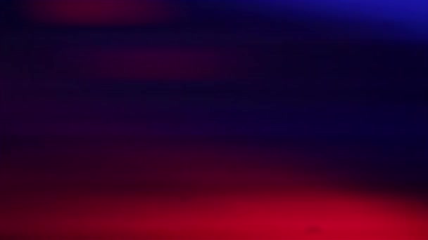 覆盖在黑色背景上的红光和蓝光的全屏泄漏 — 图库视频影像