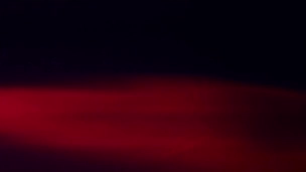 在黑色背景上移动红色模糊的照明弹 在黑色背景上快速闪烁红色的光线 — 图库视频影像