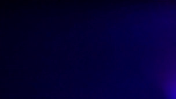 现实的无定形的亮点来自于左右两侧的特殊服务闪光灯 一个随机序列的闪光灯漏出的红色和蓝色闪光灯 以产生叠加效果 — 图库视频影像