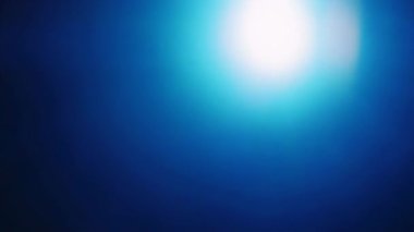 Parlak ışık demetinden sızan gerçek anamorfik mercek, çerçeve boyunca soldan sağa hareket eder, kaplama için siyah arkaplan üzerinde.