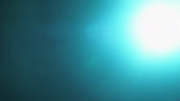 Transición Vídeo Través Haz Luz Con Tonos Azules Que Pasan — Vídeo de stock