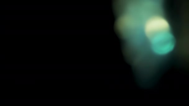 随机地创造性地移动发光的椭圆形青色假的黑色背景 以覆盖 布克的亮点移动到左边 — 图库视频影像