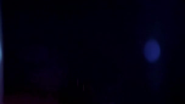 オーバーレイ効果のための黒い背景にループブルーボケハイライトで点滅サイドライトからの実質光学レンズフレア — ストック動画