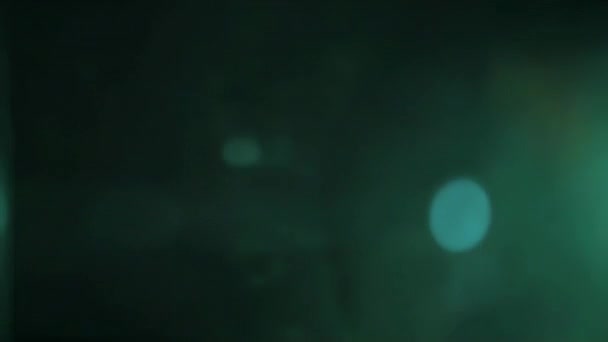 ブルーライトリーク レンズフレア ループのストロボ オーバーレイ効果のためのブラックバックグラウンドに対して ボケハイライトをオフにした実質の光学フレア — ストック動画