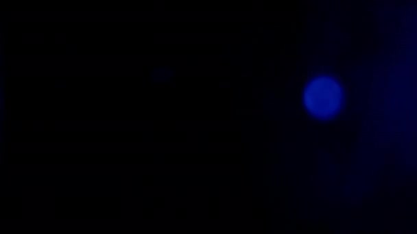 特別なサービスの明るい光からボケとレンズフレアにリアルな映画灯が漏れる フレームの右側 黒い背景 オーバーレイ効果のためのループビデオ — ストック動画