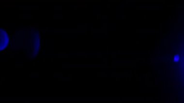 Anamorfik merceğin zoom 'undan optik fişeklerle yakın plan, yanıp sönen ışık sızıntısı.