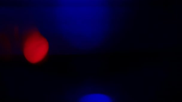 오버레이 전환을위한 검은색 배경에 오른쪽에서 왼쪽으로 흐르는 빨간색 보케와 파란색 — 비디오