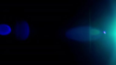 Parlak mavi mercek flaşları siyah arkaplanda soyut lens efektleri oluşturur. Lens parlamasına ışık halkası ve bokeh röfleleri eşlik eder. Blend 'de kullanması kolay. Kaplama Kipleri. Yan Kırmızı Işık Renkli Mavi Işık Yansıması Yapıyor.