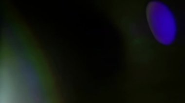 Lenslerde gerçek ışık sızıntısı, yükselen güneşin parlaklığını simüle etmek, görüntü geçişleri ve üstüste efektler için siyah arkaplan üzerindeki haleyi ve bokeh vurgularını yansıtmak.