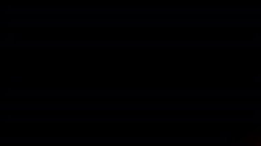 Kırmızı ışık demeti çerçevenin sağ kenarına doğru hareket eder, ışık sızıntısı yaratır, mercek alev alır.