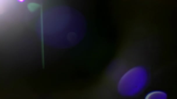 リアルライトリーク レンズに輝く明るいビーム フレア 紫のボケ ハローを作成し フレームの上部を右に移動し トランジションとブレンド効果のための黒い背景に対して — ストック動画