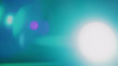 Işık huzmesi patlamaları ve yumuşak bokeh efektleri içeren video geçişleri. Siyah bir arkaplan üzerinde parlayan ışık hareketleri ve ışık sızıntıları, sinematik olarak.