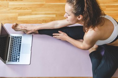 Yoga çevrimiçi eğitim, kız spor yapıyor..