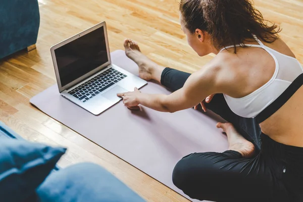 Jong Fit Vrouw Doen Stretching Oefening Yoga Mat Kijken Naar — Stockfoto