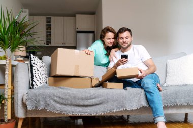 Genç çift, tüketicilerin geri bildirim ve değerlendirme servislerini cep telefonu kullanarak çevrimiçi bırakmasından memnun.