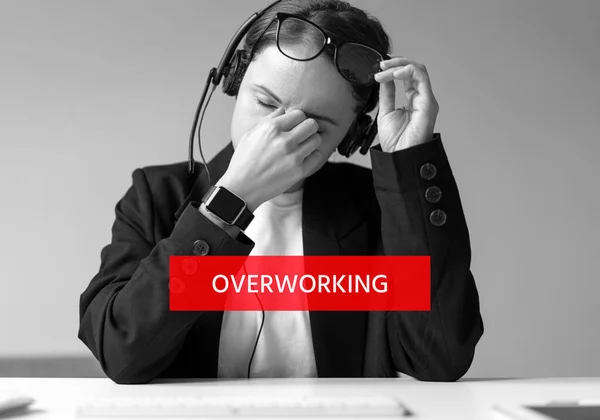 Text Overworking Och Trött Kvinnlig Anställd Bakgrunden — Stockfoto